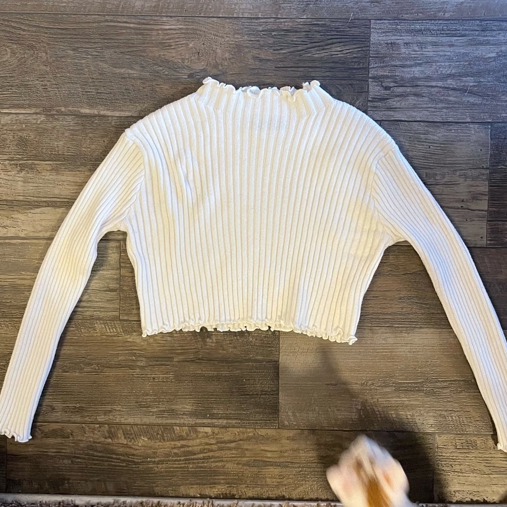 White crop top sweater